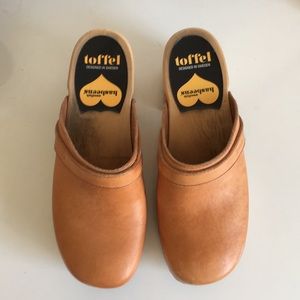 Brown Swedish Hasbeen clogs